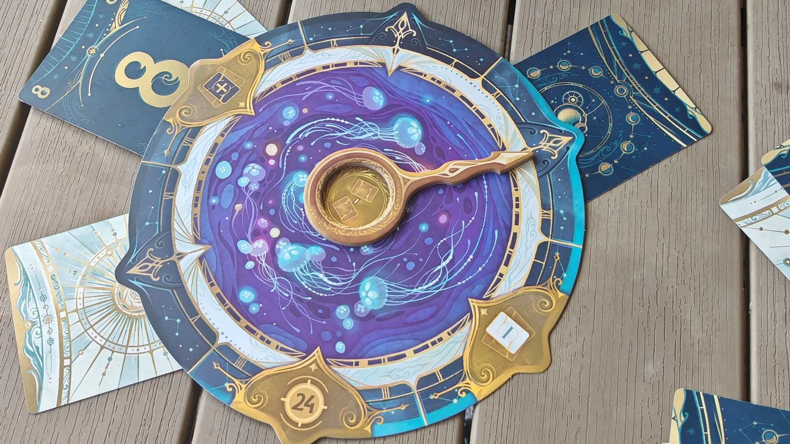 Das farbige Uhren-Spielbrett von Take Time mit ausgelegten Karten